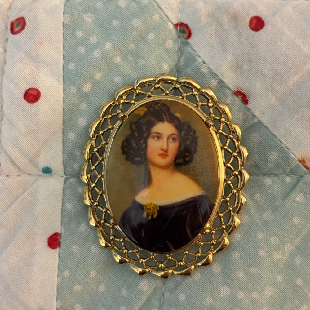 Vintage Gold Framed Cameo Brooch